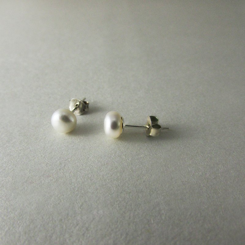 母亲节礼物_pearl a earring_珍珠a耳环 925银 设计师手做 限量 - 耳环/耳夹 - 珍珠 白色