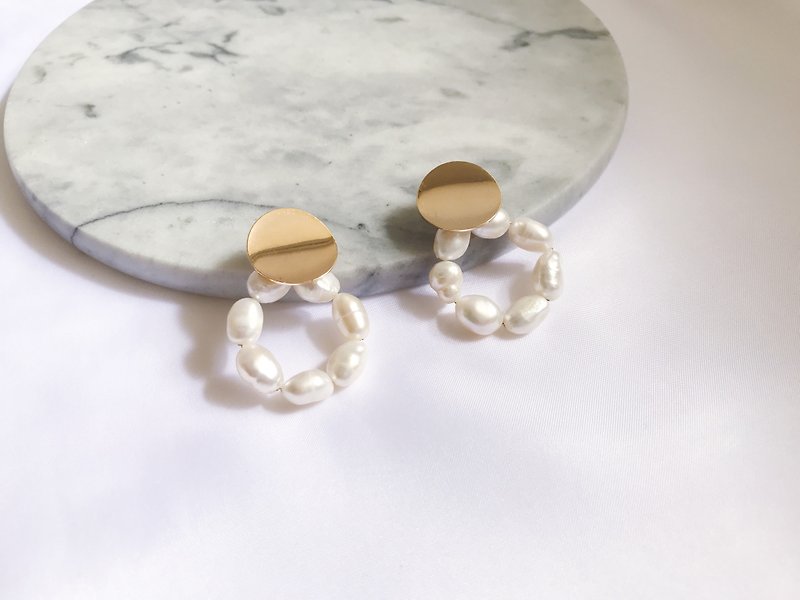 Pearl Hoop Earrings - 耳环/耳夹 - 其他材质 白色