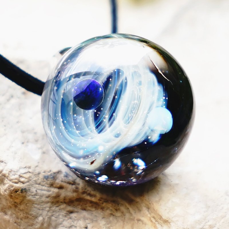 神秘的な小宇宙の世界 2種類のオパール、隕石入り 宇宙 ガラス ペンダント 本物の隕石入り 星 玻璃 日本制造 日本 手工制作 手作 送料無料 - 项链 - 玻璃 蓝色