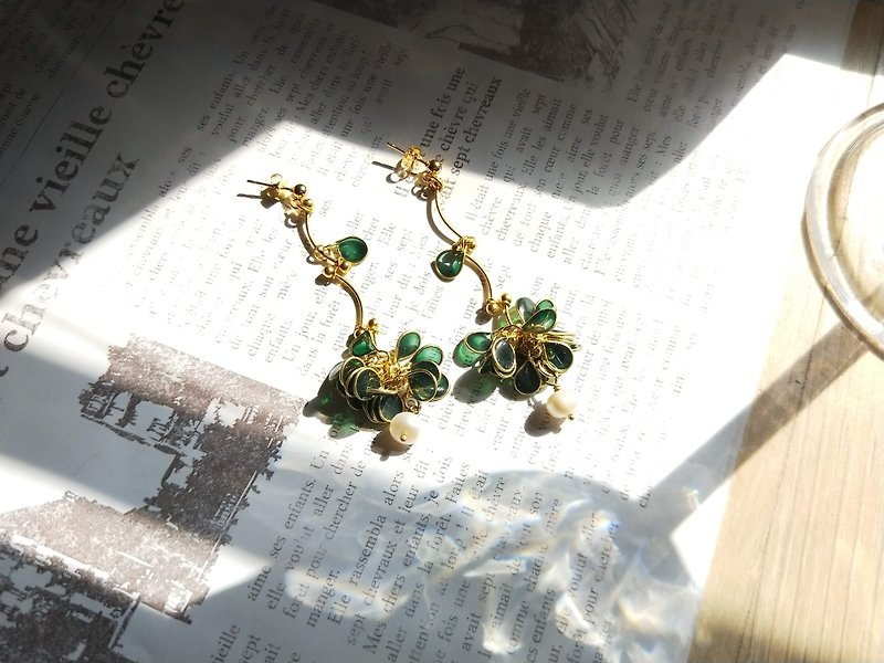 耳环。孔雀绿花瓣珍珠树脂耳针耳夹耳环 - 耳环/耳夹 - 树脂 绿色
