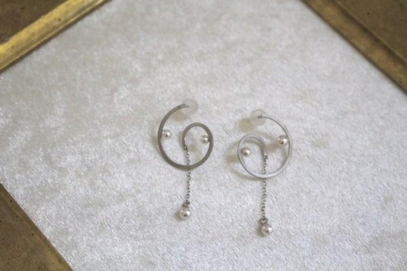 アコヤパールのうずまきピアス シルバー色 - 耳环/耳夹 - 其他金属 银色