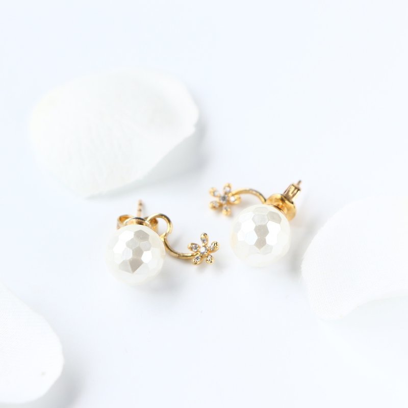 Shell pearl & cubic zirconia back catch pierced earrings-14kgf - 耳环/耳夹 - 宝石 白色