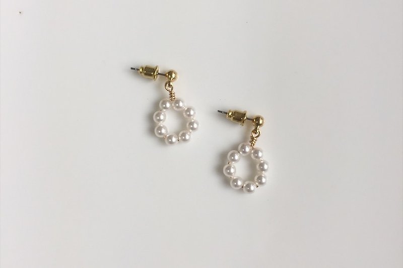 pearl garland 珍珠黄铜花圈造型耳环 - 耳环/耳夹 - 宝石 白色