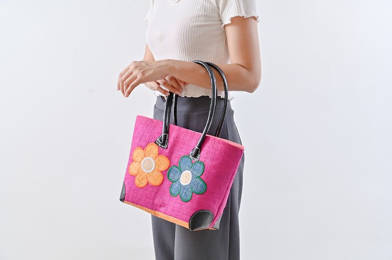 Handmade bags made from raffia plants embroidered with multicolored flowers - 手提包/手提袋 - 植物．花 粉红色