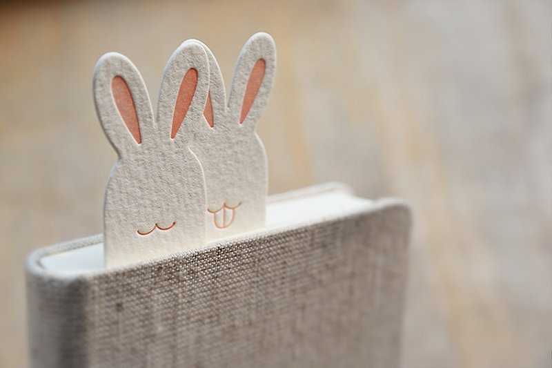 活版印刷制兔子书签 一组两只 微笑兔和鬼脸图 - 书签 - 纸 