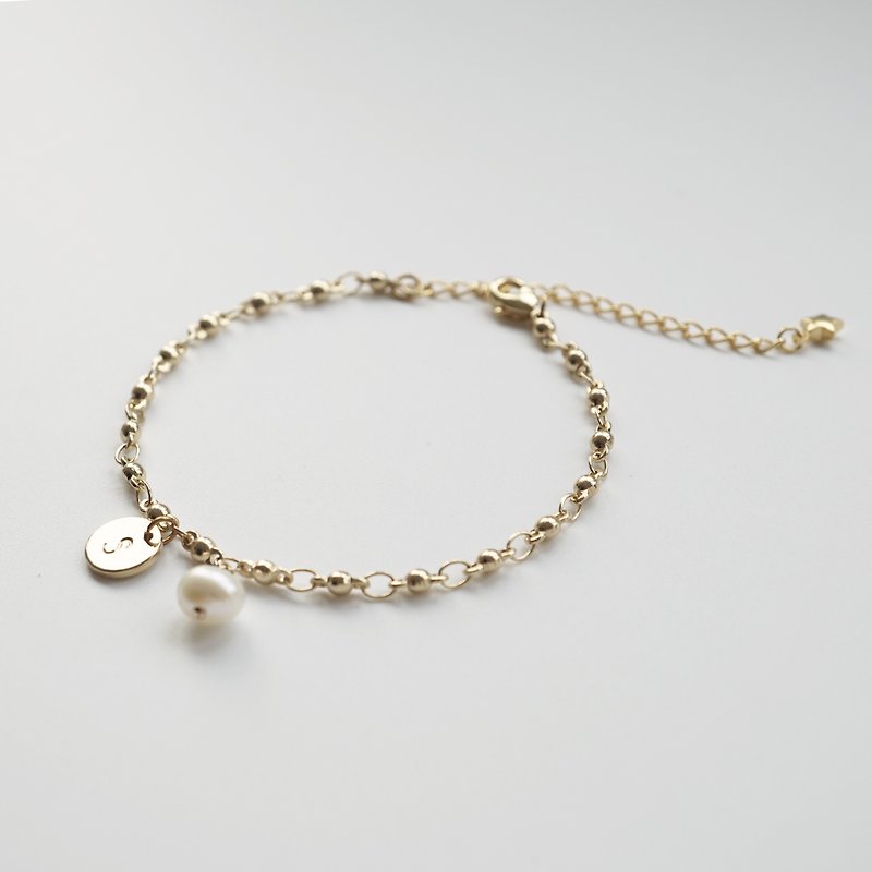 定制化淡水珍珠字母圆牌手链 - 16K精镀铜 - 手链/手环 - 其他金属 金色