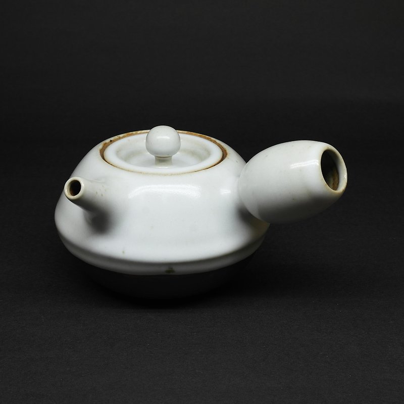 润白釉炮管嘴扁圆身侧把茶壶 手作陶艺 茶道具 - 茶具/茶杯 - 陶 白色