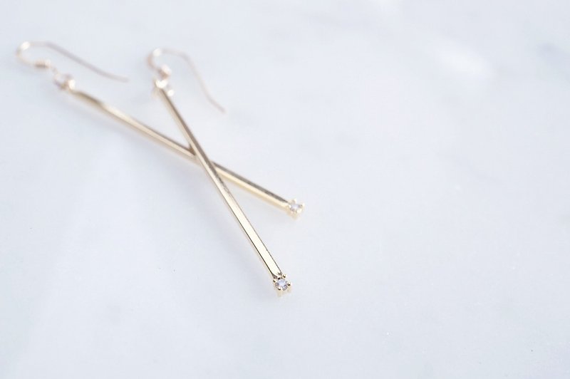 【14KGF】Earrings,Glossy Skinny CZ Stick Bar - 耳环/耳夹 - 玻璃 金色