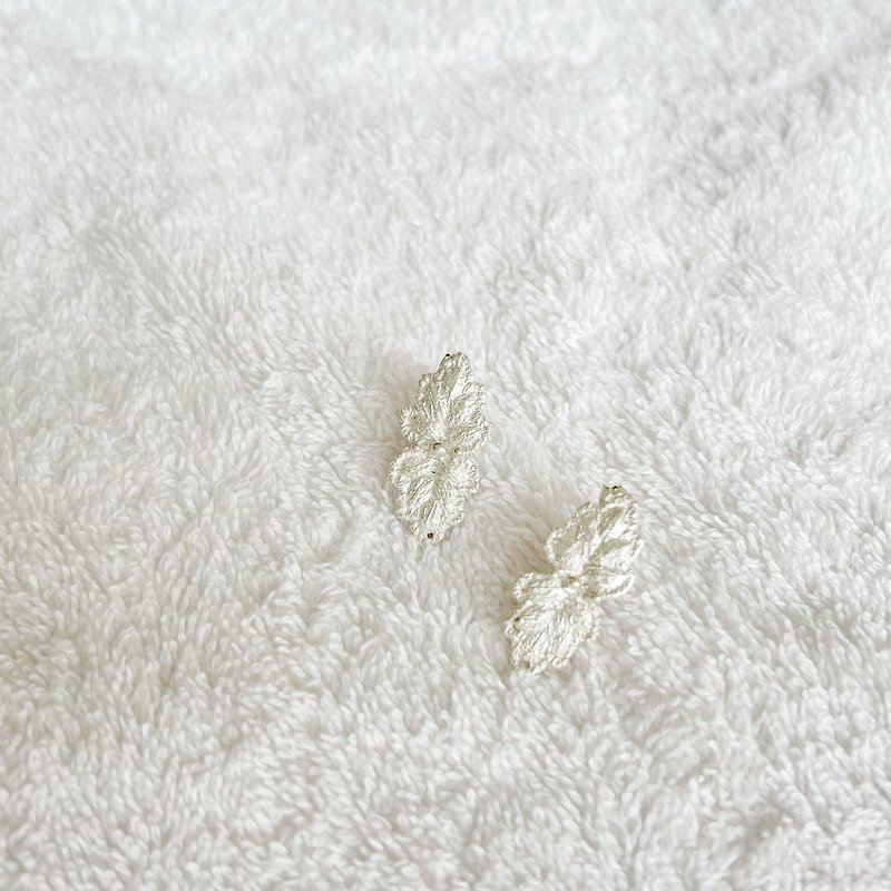 Hiiragi pierced earrings - 耳环/耳夹 - 其他金属 银色