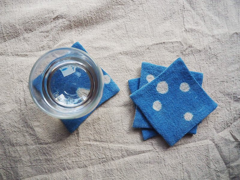 indigo dot | Indigo fabric coasters | set of 4 - 杯垫 - 棉．麻 蓝色