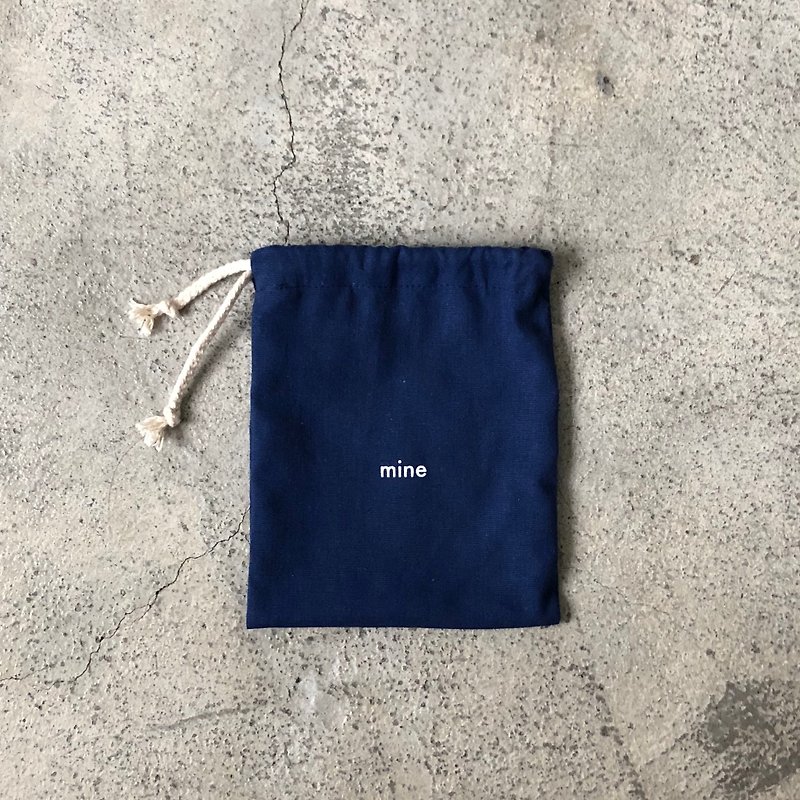 mine/蓝色麻料环保束口袋 - 化妆包/杂物包 - 棉．麻 蓝色