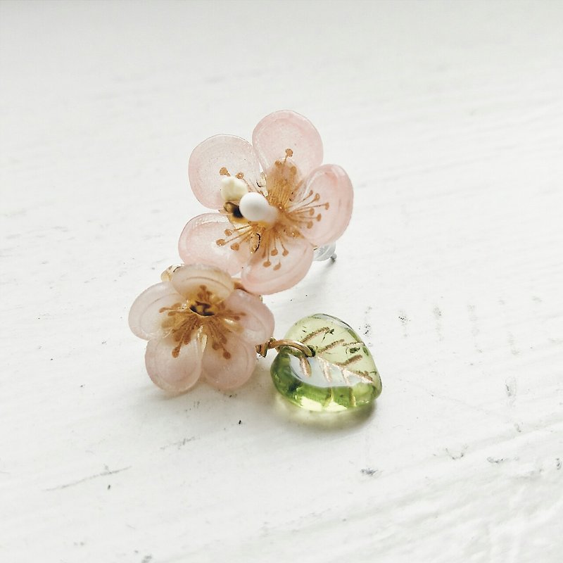 momolico 桃子莉可手工耳环  不对衬 梅花 夹式 - 耳环/耳夹 - 其他材质 粉红色