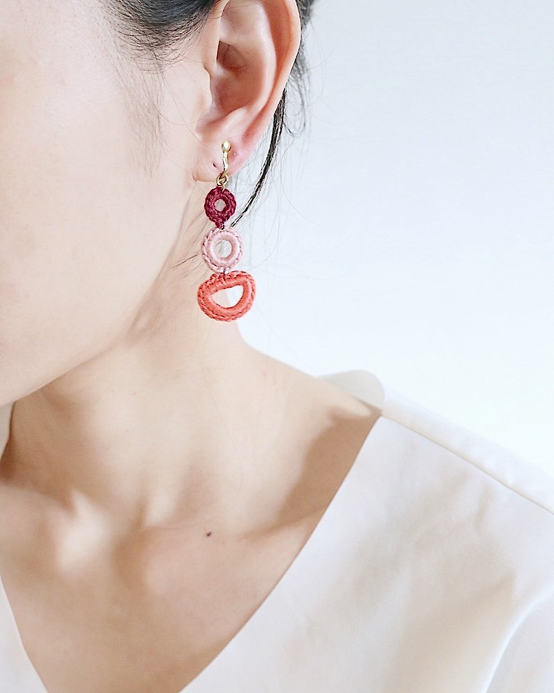 【endorphin】绣线编织黄铜耳环 - 耳环/耳夹 - 棉．麻 红色