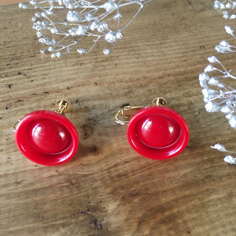Antique button earrings (Red) - 耳环/耳夹 - 塑料 红色