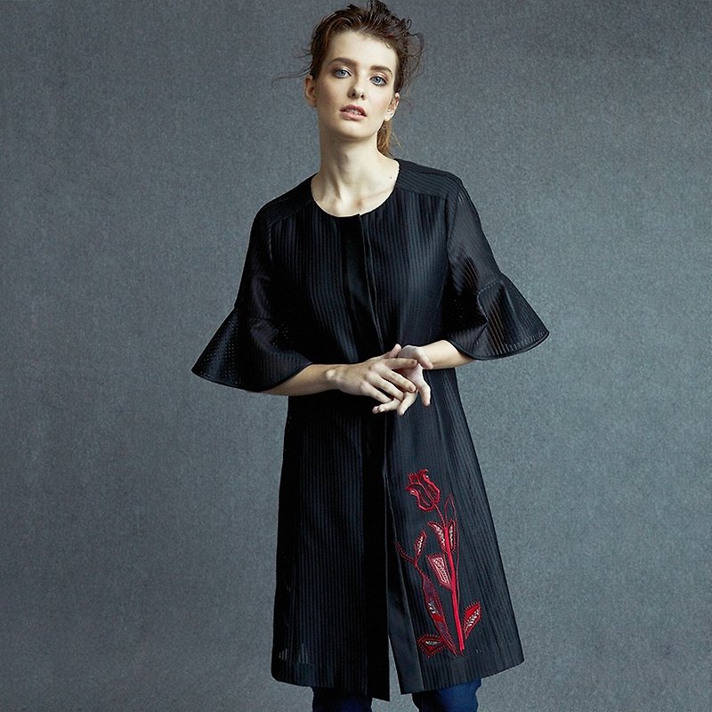 条纹压光刺绣荷叶袖外套 - 女装休闲/机能外套 - 聚酯纤维 黑色