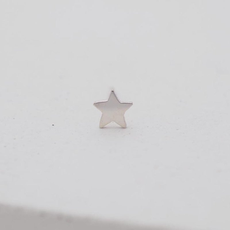 简约设计迷你星星纯银耳环(单入) - 耳环/耳夹 - 纯银 银色