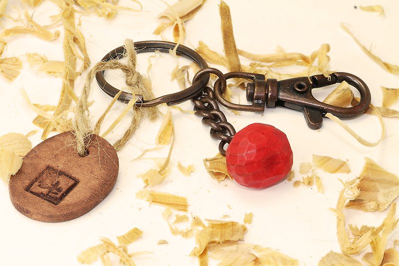 可爱木制圆苹果钥匙圈(附小陶牌)--木刻--纯手工--手作【可挑色】 - 钥匙链/钥匙包 - 木头 红色