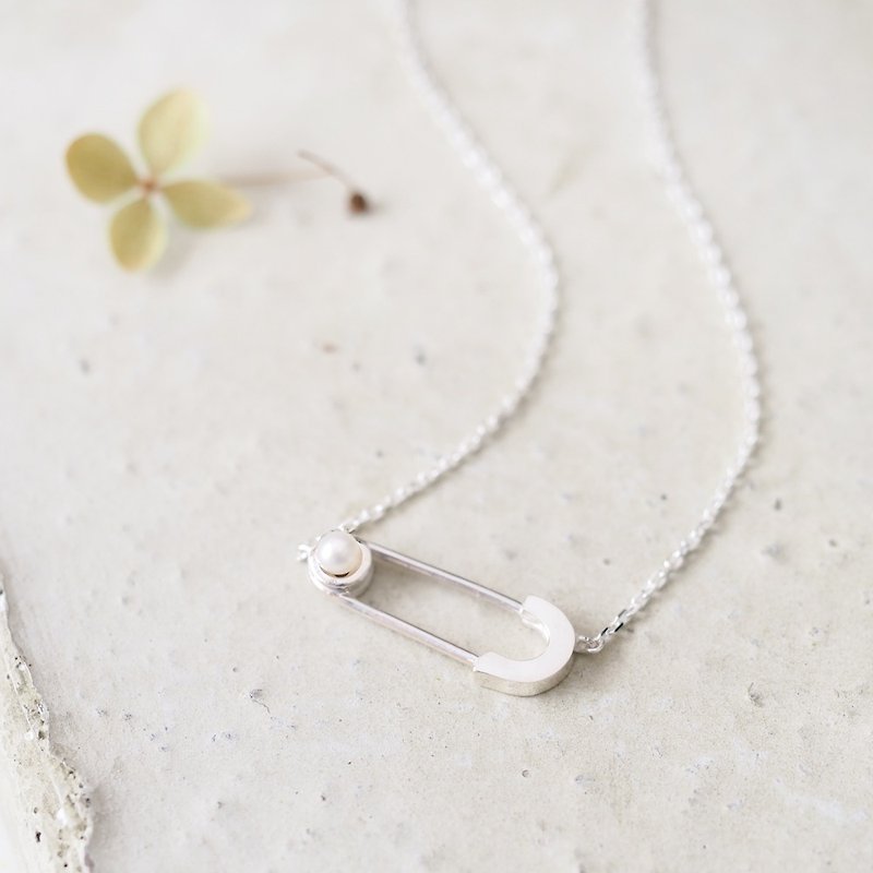 Pearl 安全ピン ネックレス Necklace Silver925 - 项链 - 其他金属 银色