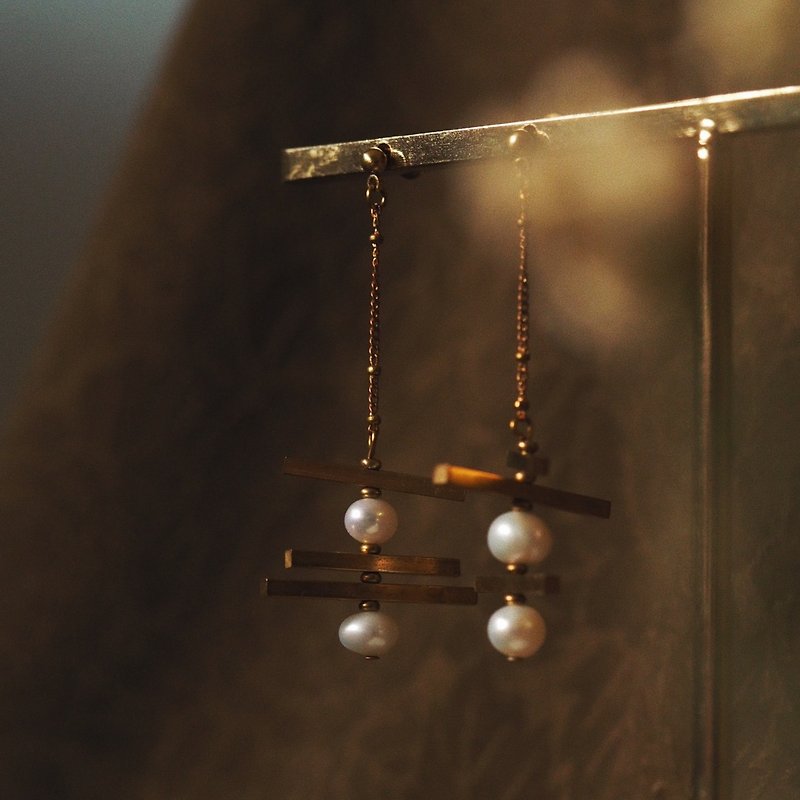 优雅旋转方柱 不对称珍珠耳环 - 耳环/耳夹 - 铜/黄铜 金色