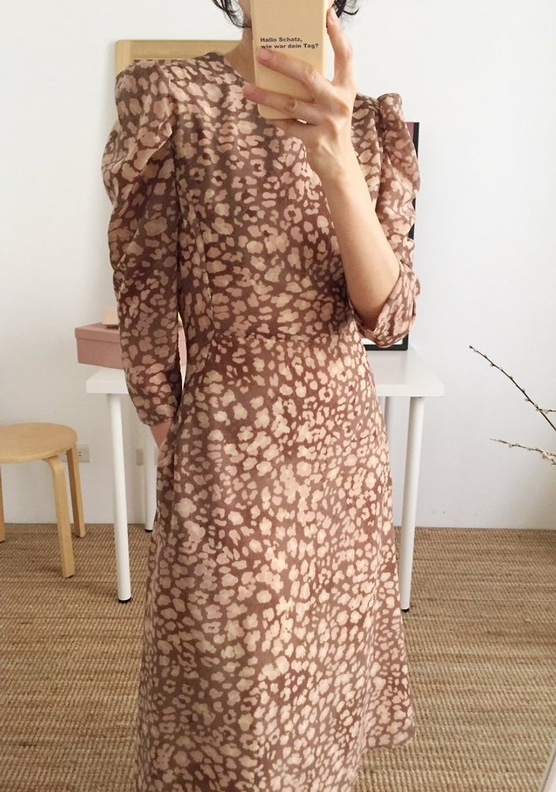 CLEE DRESS - 浅咖啡豹纹合腰身丝质洋装 只剩一件s-m的布 - 洋装/连衣裙 - 丝．绢 