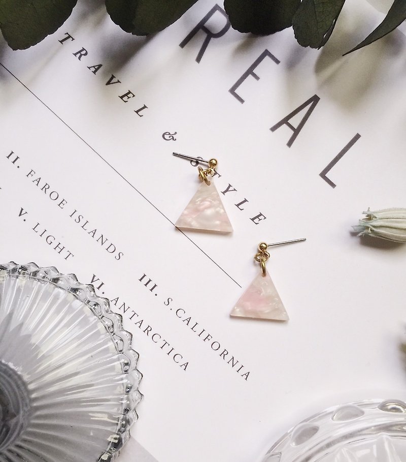 La Don - 石纹小三角 - 粉白 耳针/耳夹 - 耳环/耳夹 - 树脂 粉红色