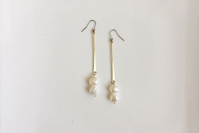 双胞胎 淡水珍珠黄铜造型耳环 - 耳环/耳夹 - 宝石 白色