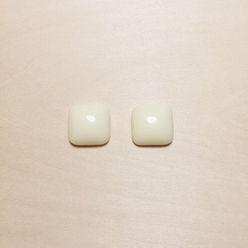 复古奶白方形菱形耳环 - 耳环/耳夹 - 树脂 白色
