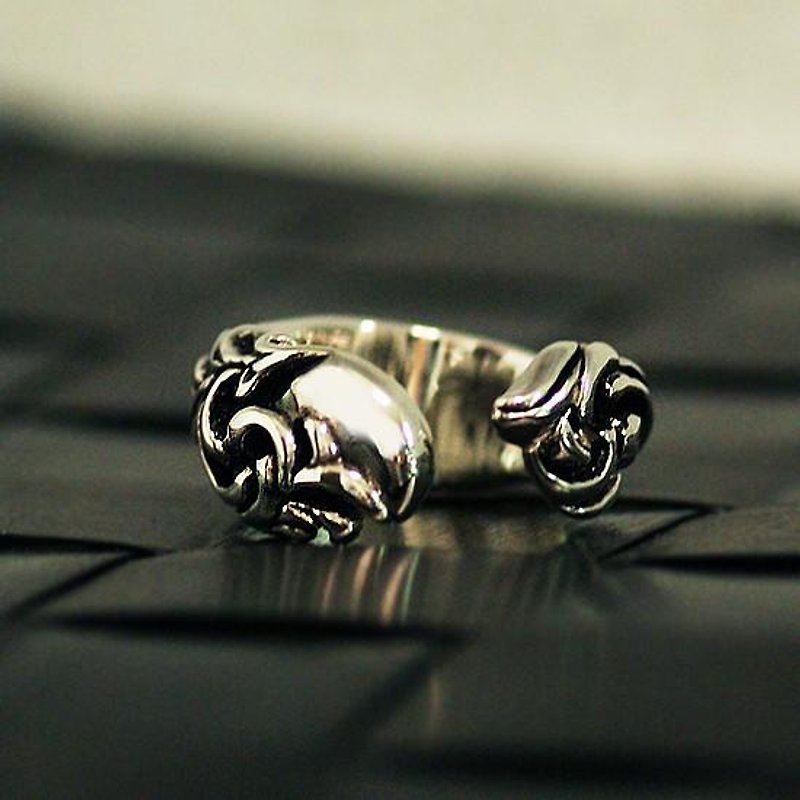ぽってり丸っこい唐草リング【送料無料】最厚部3ミリの立体的で滑らかなカーブが可愛い指輪にアラベスクの装飾を施しました - 耳环/耳夹 - 其他金属 