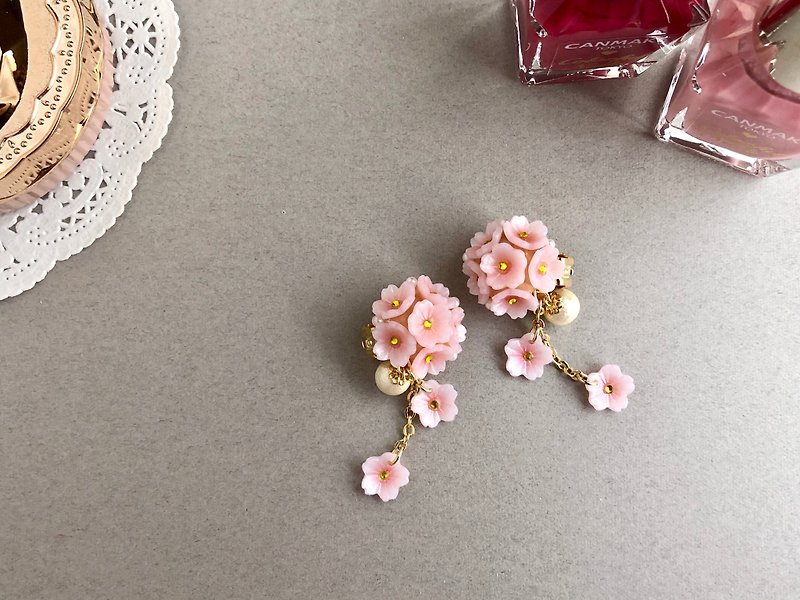 咲き溢れる桜のイヤーカフ - 耳环/耳夹 - 粘土 粉红色