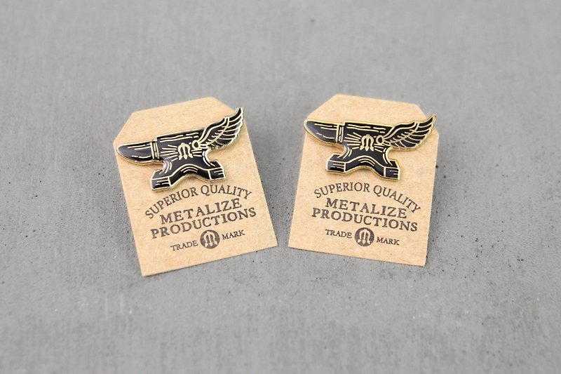 【METALIZE】Flying Anvil Logo Pin 铁觇翅膀LOGO PIN - 胸针 - 其他金属 