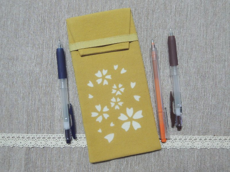 【姆姆草木染】洋葱皮染笔袋、眼镜袋(樱花瓣款) - 铅笔盒/笔袋 - 棉．麻 黄色