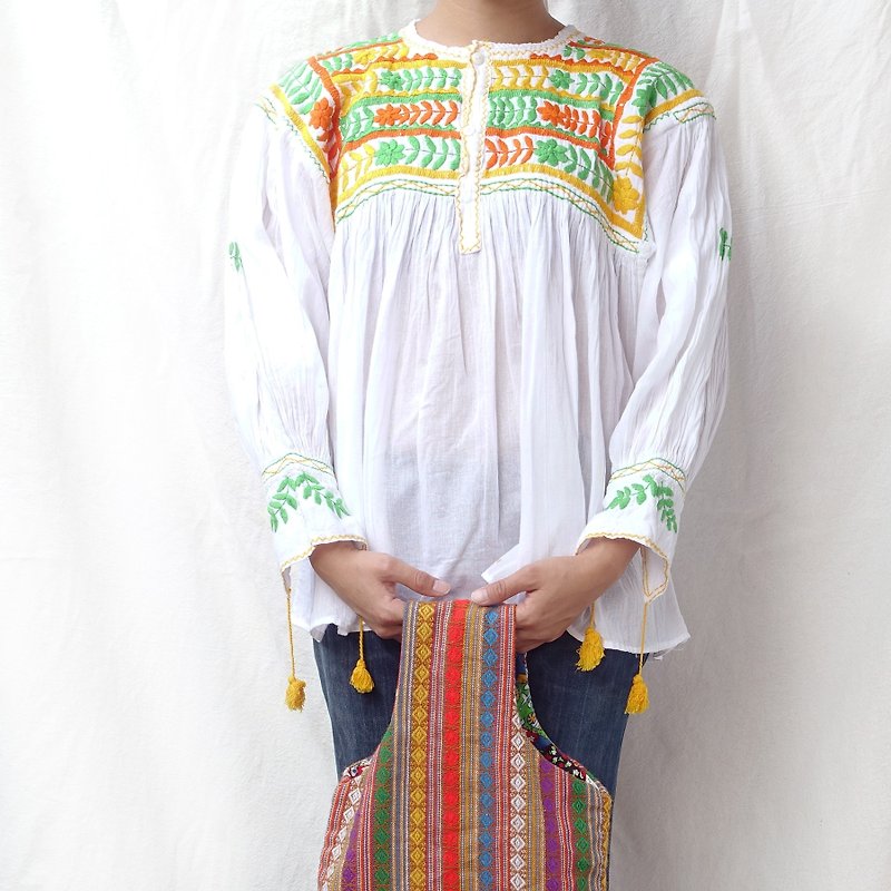 BajuTua /古着/ 墨西哥Chiapas 鲜嫩花卉立体刺绣上衣 - 女装上衣 - 棉．麻 白色