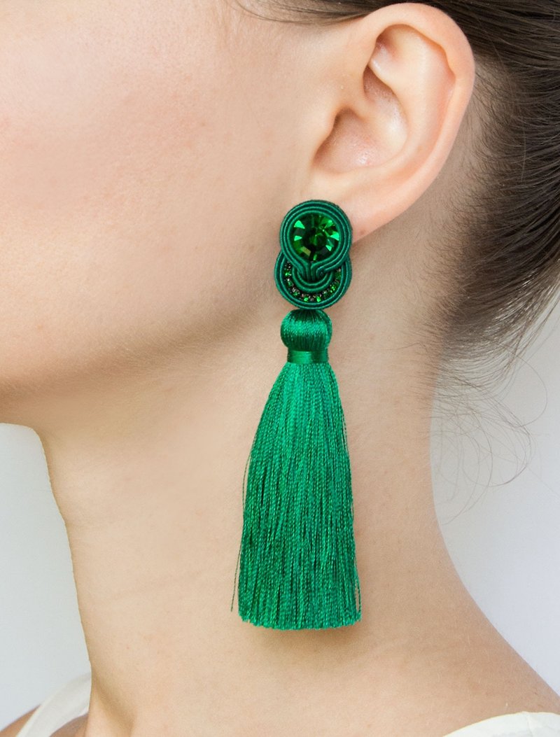 Earrings Tassel earrings in forest green colorChristmas Gift Wrapping - 耳环/耳夹 - 其他金属 绿色