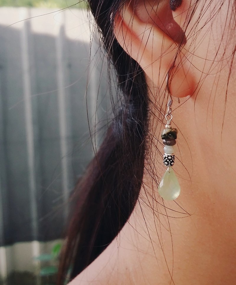 朴实的果实 葡萄石纯银垂坠耳环 流纹岩  弧arc - 耳环/耳夹 - 半宝石 绿色
