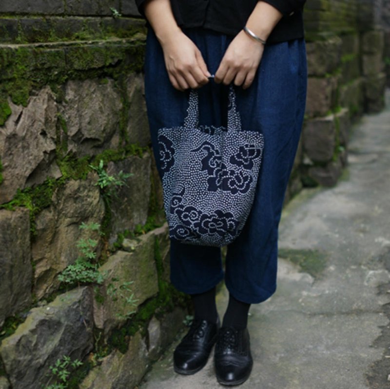 深藍色雲紋圖案植物印染手提袋 單層環保袋購物袋雜物收納包 - 手提包/手提袋 - 棉．麻 蓝色