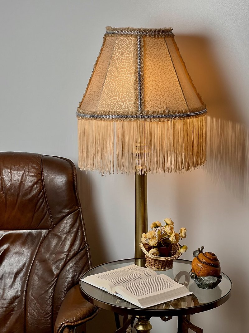 Victorian lampshade brocade spotted beige with long fringe - 灯具/灯饰 - 其他材质 卡其色