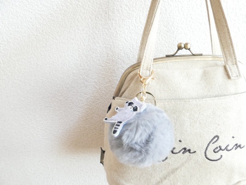ファーポンポンバッグチャーム グレー  刺繍のアライグマ - 钥匙链/钥匙包 - 棉．麻 灰色