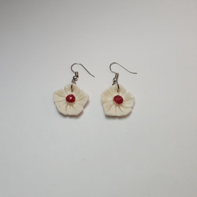 White flower Earring Handmade Air Dry Clay Eco Friendly Stainless Wire Hook - 耳环/耳夹 - 粘土 白色