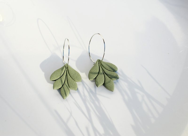 Polymer Clay Earrings Olive Green Spring leaves - 耳环/耳夹 - 贵金属 绿色