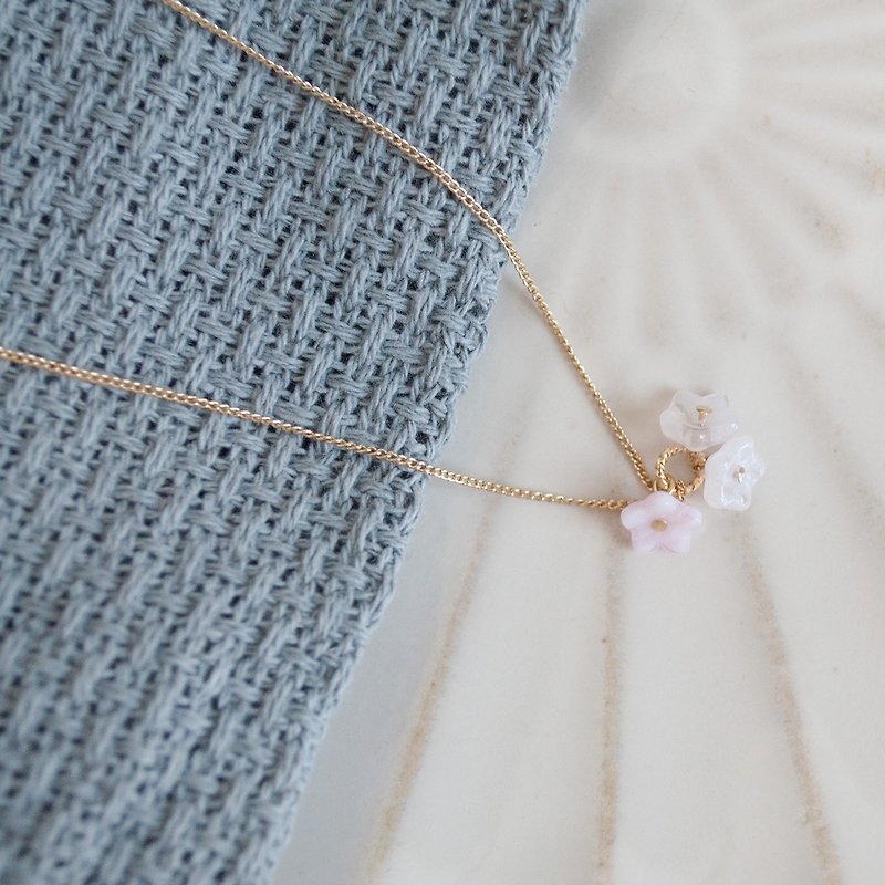 TeaTime 鎖骨上的粉白花朵 项链  細緻優雅  貴和進口材質 - 颈链 - 瓷 