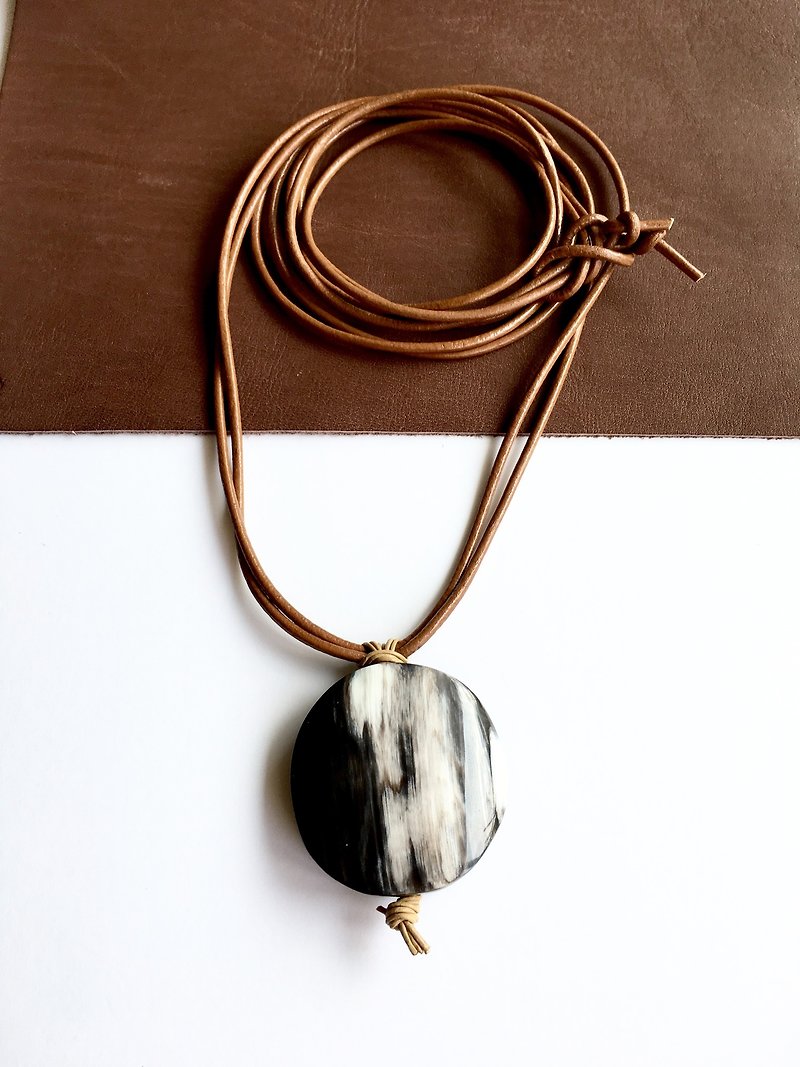 Cow horn and leather long necklace - 长链 - 真皮 黑色