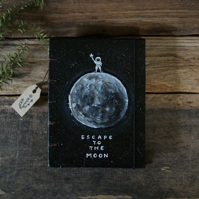 Astronaut on the moon.  notebook handmadenotebook diaryhandmade wood  筆記本 - 笔记本/手帐 - 纸 咖啡色