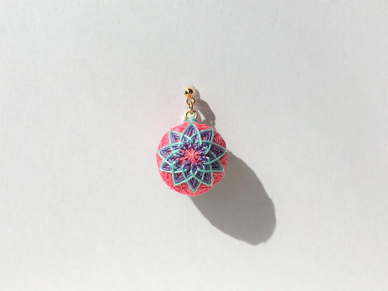 tachibanaya comari Japanese TEMARI earrings 日本的傳統工藝 手鞠球 刺繡 耳環 - 耳环/耳夹 - 绣线 粉红色