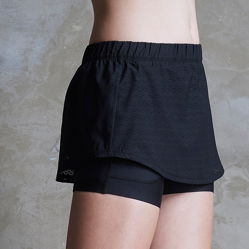【MACACA】轻悦网球短裙裤 - AQA5131 黑 - 女装运动裤 - 聚酯纤维 黑色