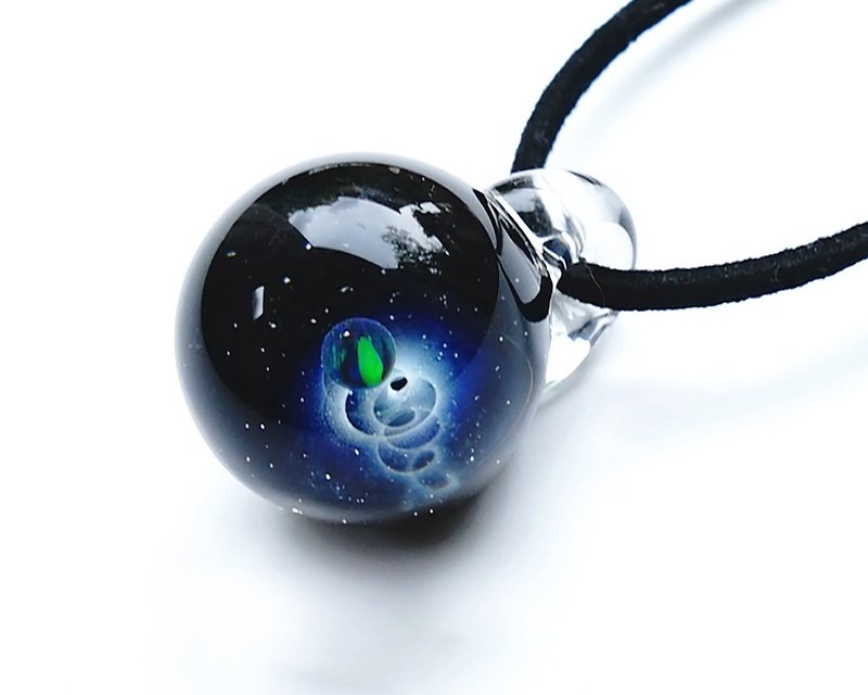 青く光る 宇宙の世界。ブラックオパール入り ガラス ペンダント 星 惑星 宇宙 - 项链 - 玻璃 蓝色