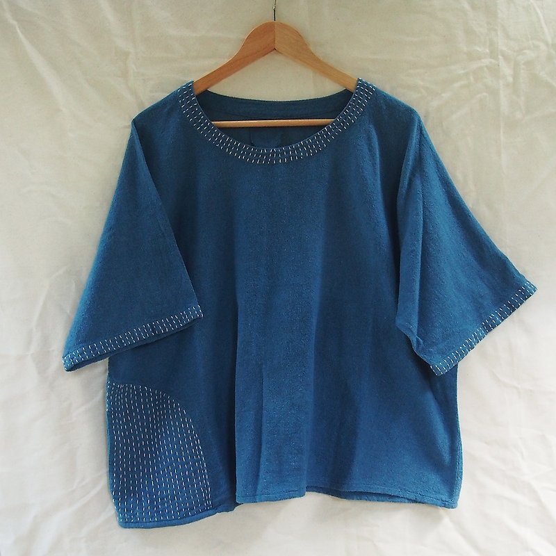 linnil: indigo cotton blouse with hand embroidery pocket - 背带裤/连体裤 - 棉．麻 蓝色