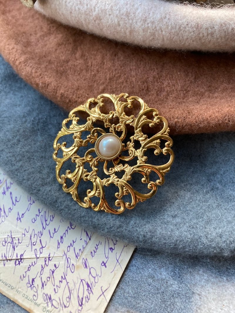 台湾现货 古董 Vintage 大器 金色蕾丝雕花珍珠大圆形别针胸针 西装外套 - 胸针 - 其他金属 金色