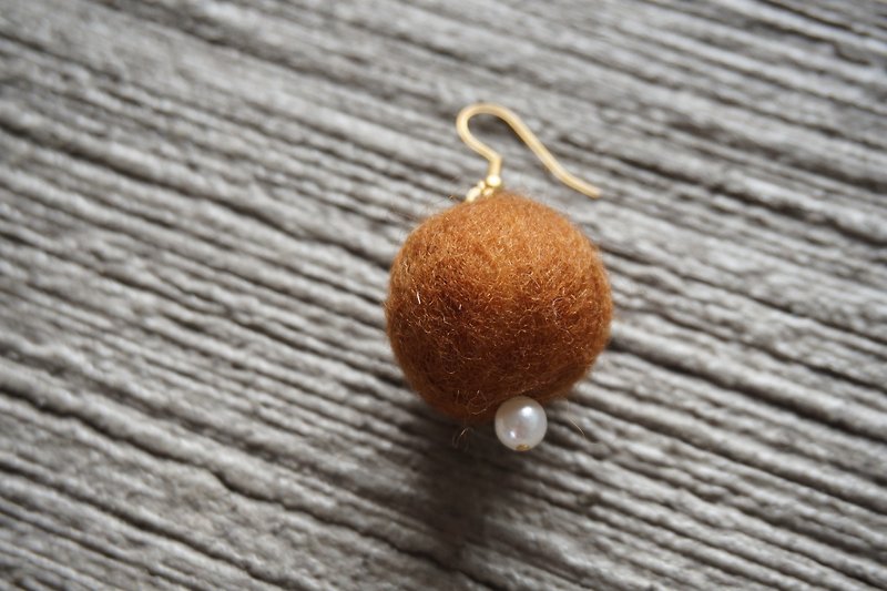 手工羊毛毡耳环 | 奇怪的果子(单支) - 耳环/耳夹 - 羊毛 咖啡色