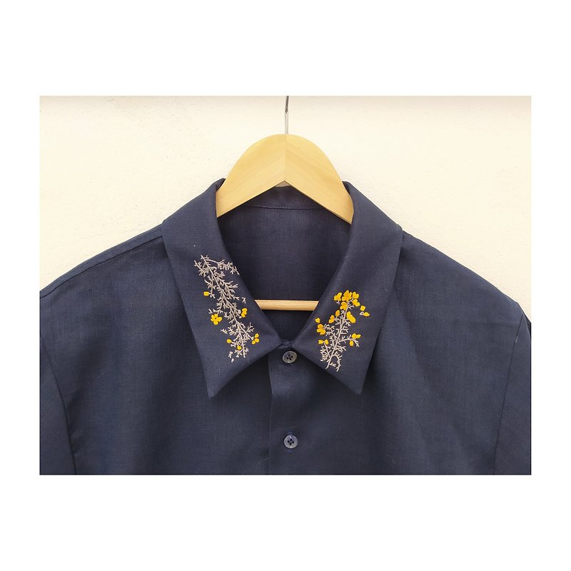 Dark blue off-shoulder shirt with embroidered plants - 女装衬衫 - 棉．麻 蓝色