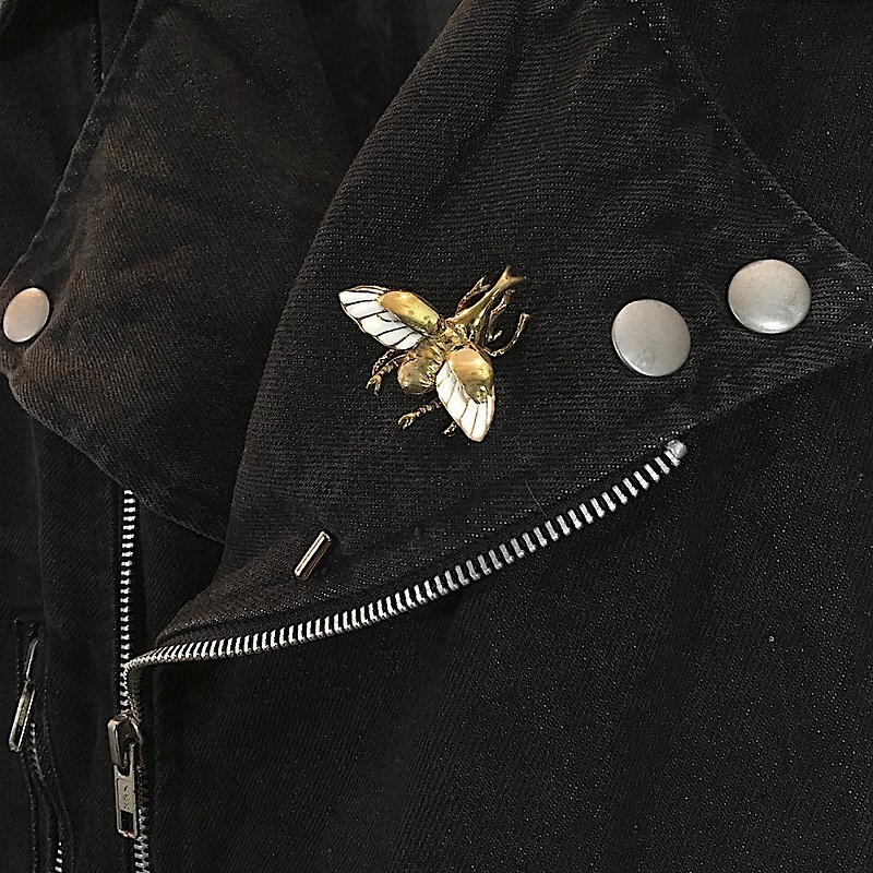 Flying Rhino beetle Lapel Pin in Brass - 胸针 - 其他金属 金色